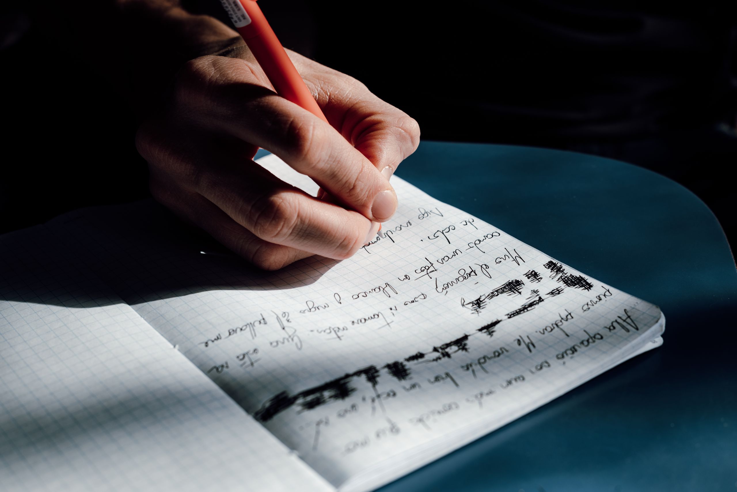 Guida pratica per trasformare una trascrizione audio in un riassunto chiaro usando l’intelligenza artificiale.